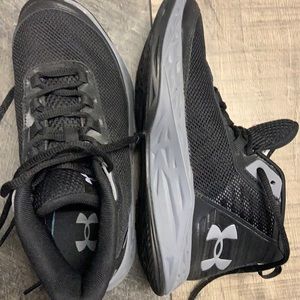 Shoes never worn under armour size 4